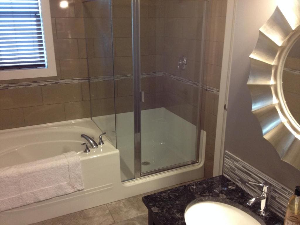 Deluxe Queen Suite with Balcony room - Image 2