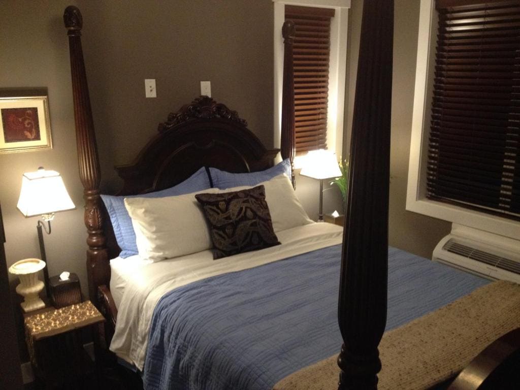 Queen Suite with Balcony and Vineyard View room - Image 3