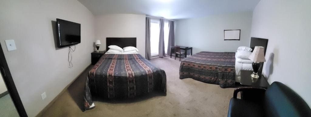 Family Room with Shared Bathroom room - Image 1