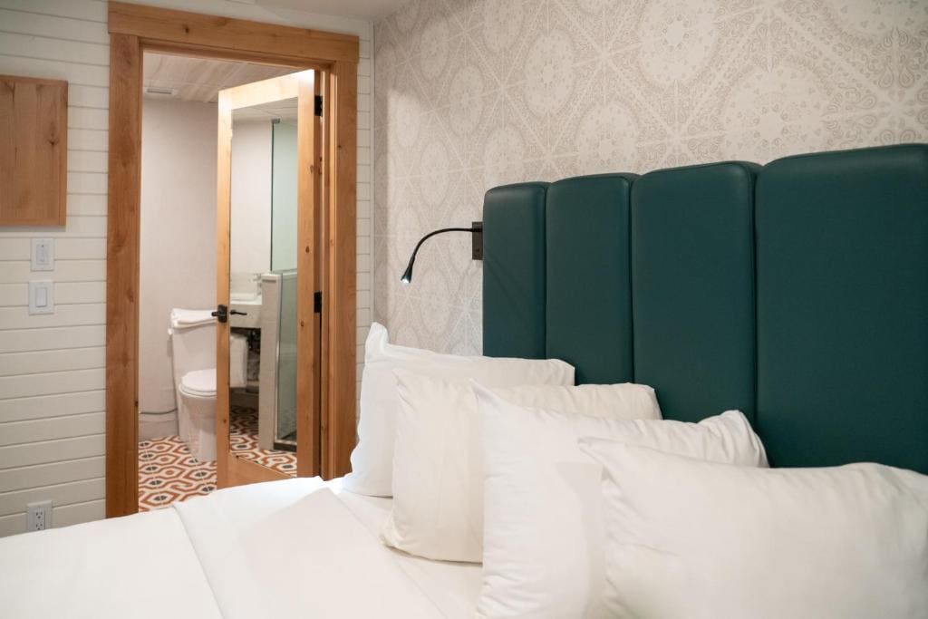 Superior Hotel Room, 2 Queens room - Image 1