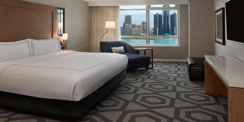 Forum Tower Luxury 1 King River View Sofa Non-smoking room - Image 3