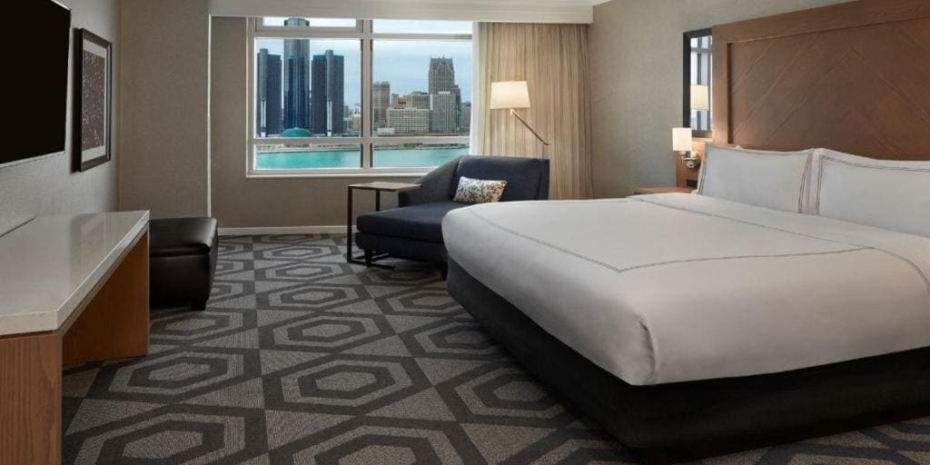 Forum Tower Luxury 1 King River View Sofa Non-smoking room - Image 1