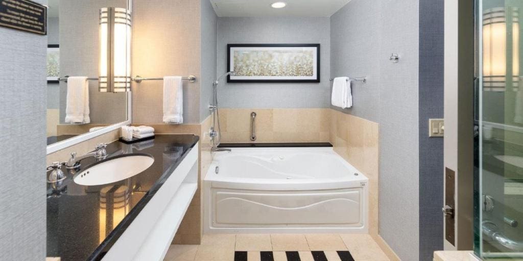 Forum Tower Luxury 2 Bed River View Jetted Tub Non-smoking room - Image 1