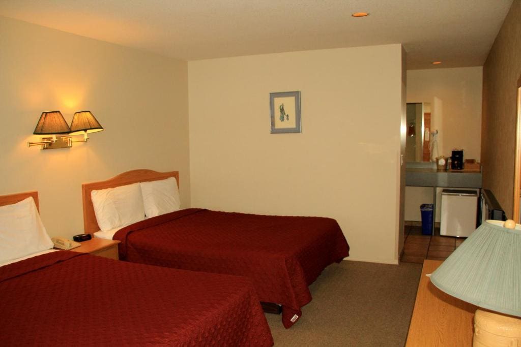 Queen Room with Two Queen Beds room - Image 2