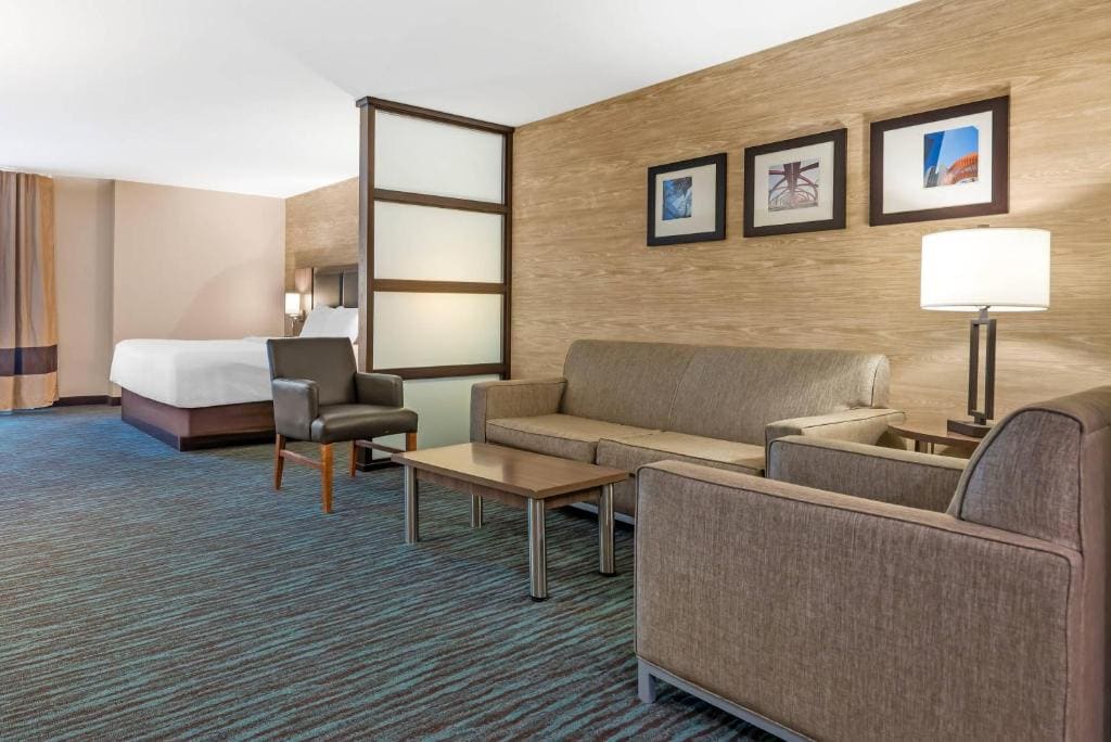 King Suite with Sofa Bed room - Image 2