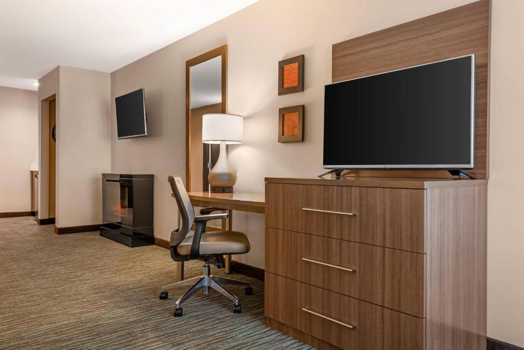 King Suite with Sofa Bed room - Image 3