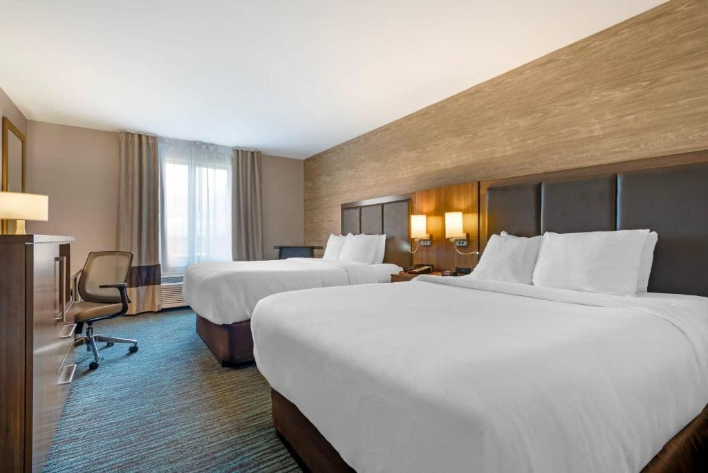 Queen Room with Two Queen Beds and Bath Tub room - Image 1
