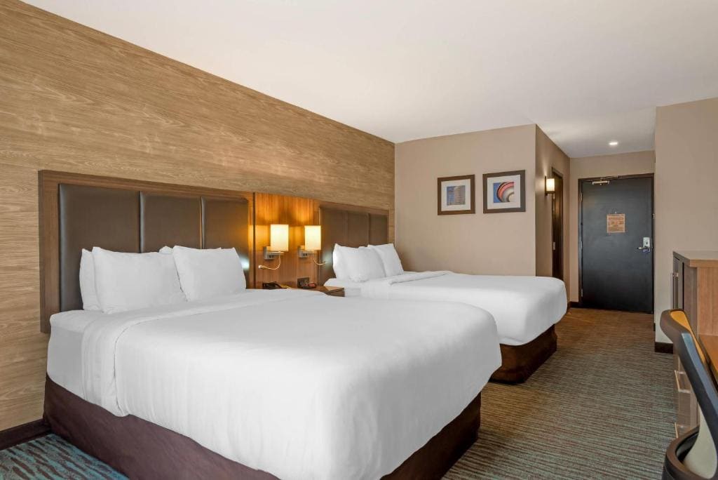 Queen Room with Two Queen Beds and Bath Tub room - Image 2