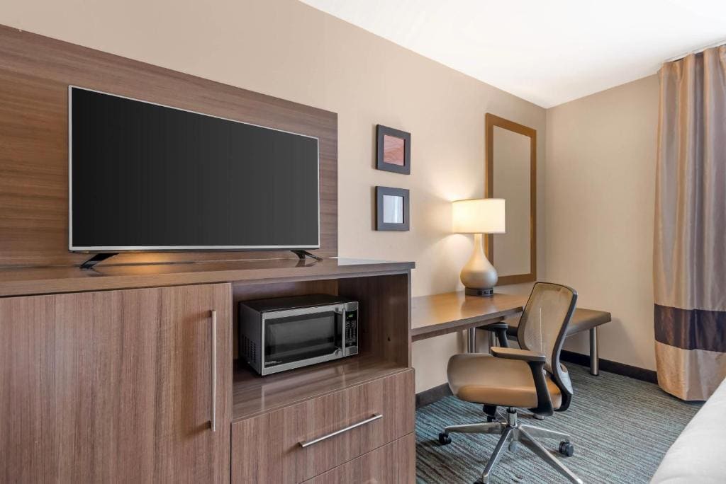 Queen Room with Two Queen Beds and Bath Tub room - Image 3
