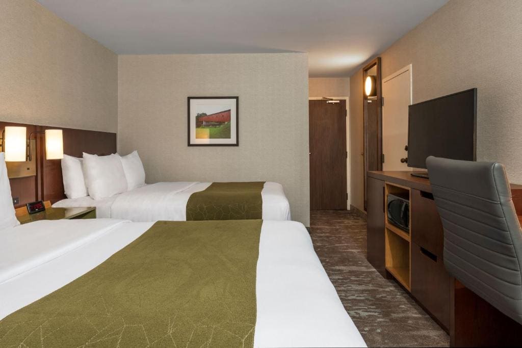 Room with Two Queen Beds - Non Smoking-Top Floor-No Elevator-No Pets Allowed room - Image 2