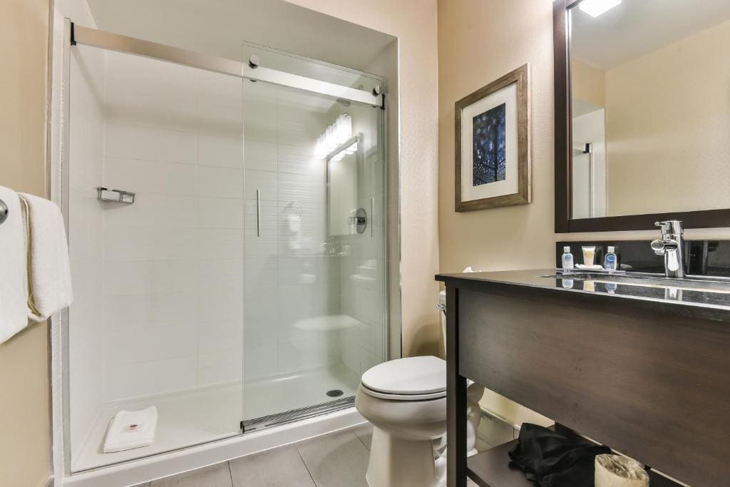 Standard Queen Room with Two Queen Beds -2nd Floor- Non-Smoking room - Image 3