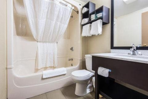 Queen Room - Non-Smoking room - Image 2