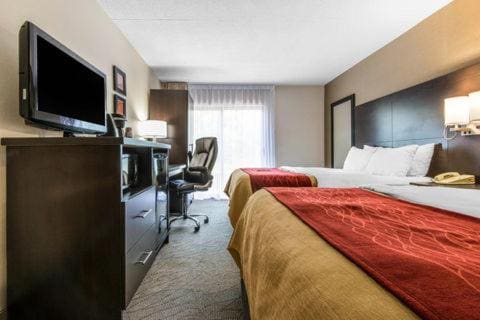 Queen Room with Two Queen Beds - Non-Smoking room - Image 2