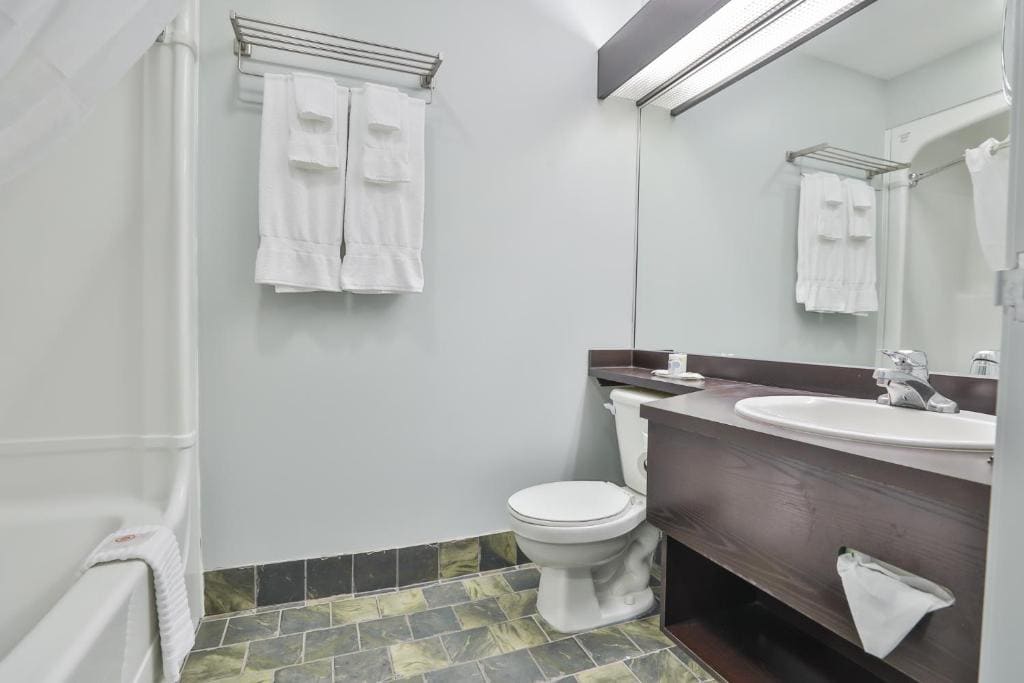 Queen Room with Two Queen Beds - Non Smoking room - Image 2