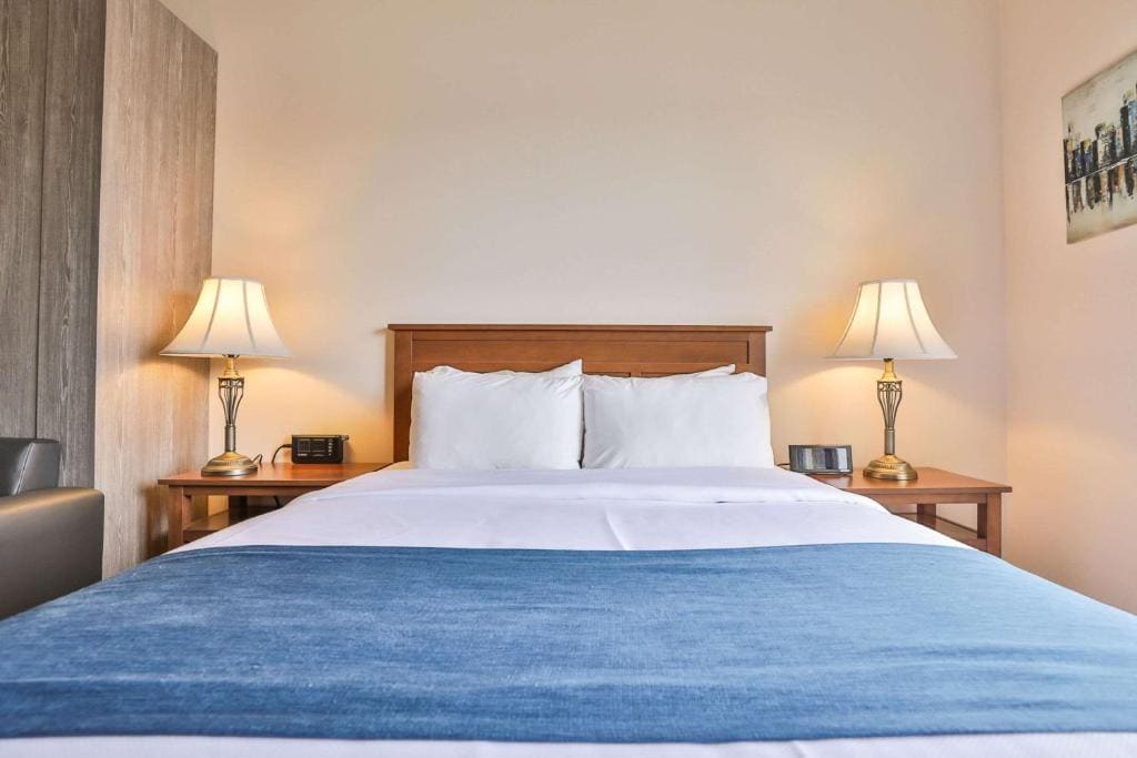 Double Room with Sofa Bed and Mobility Access - Non-Smoking room - Image 1