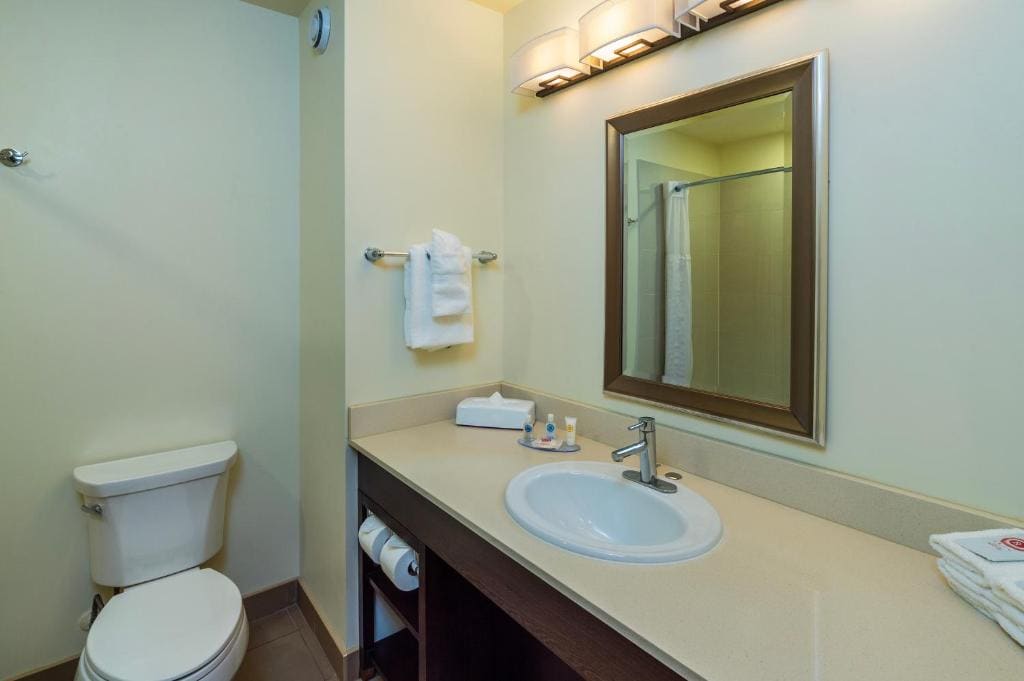Queen Room with Two Queen Beds - Non-Smoking room - Image 3