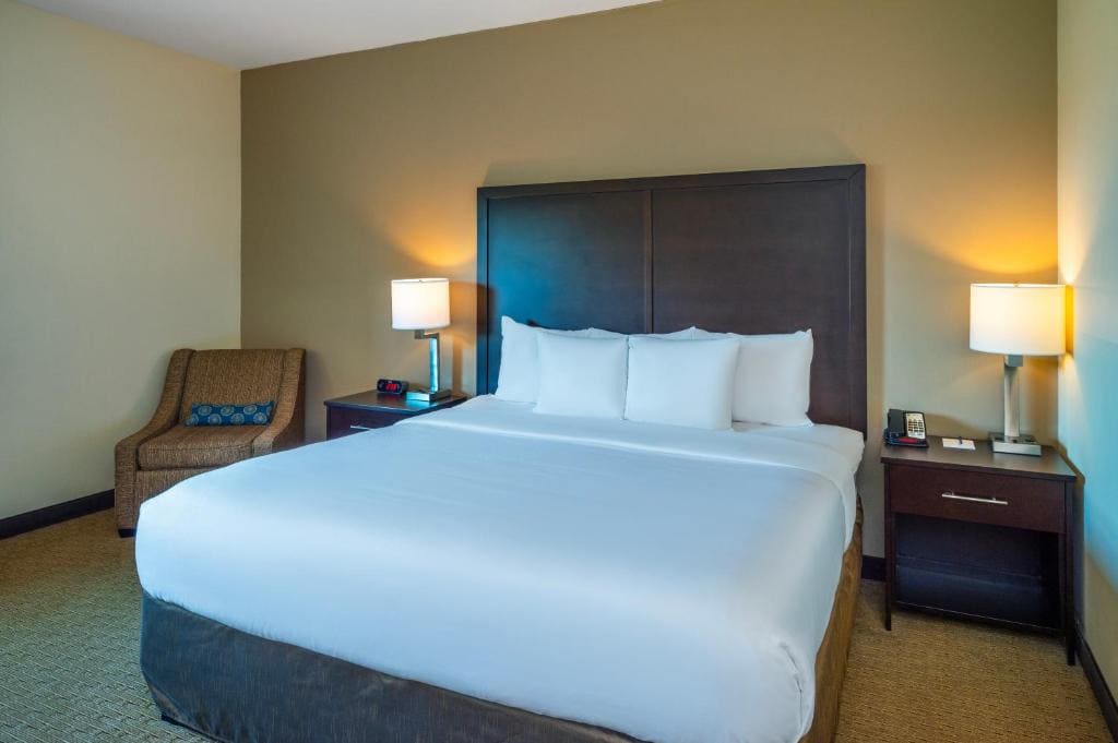 King Suite - Accessible/Non-Smoking room - Image 1