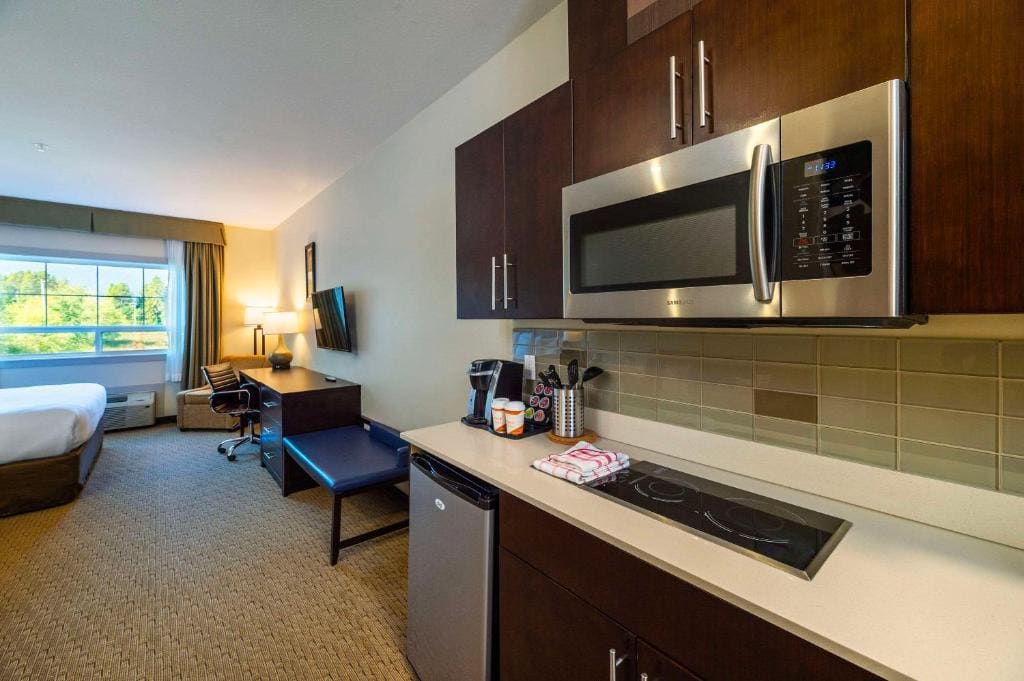 Deluxe King Suite - Non-Smoking room - Image 2