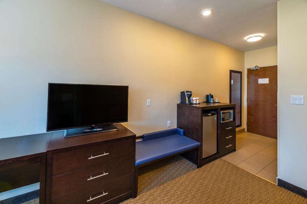 King Suite with Sofa Bed - Non-Smoking room - Image 2