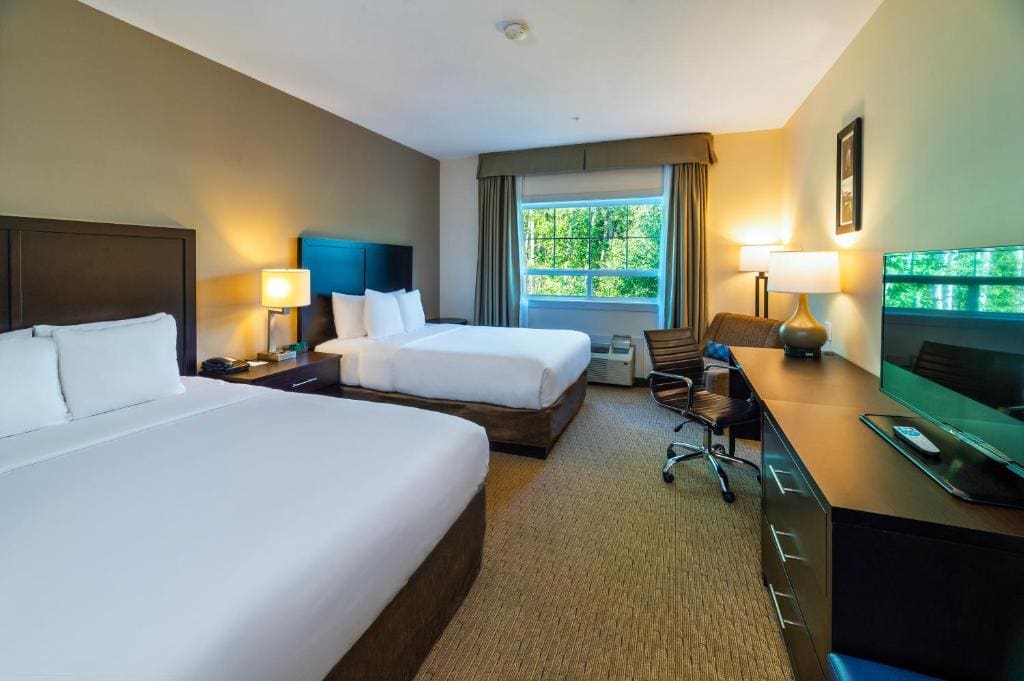 Queen Room with Two Queen Beds - Non-Smoking room - Image 2