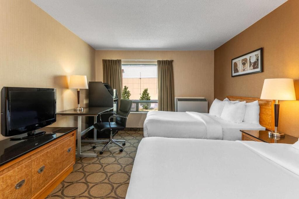 Queen Room with Two Queen Beds - High Floor room - Image 2