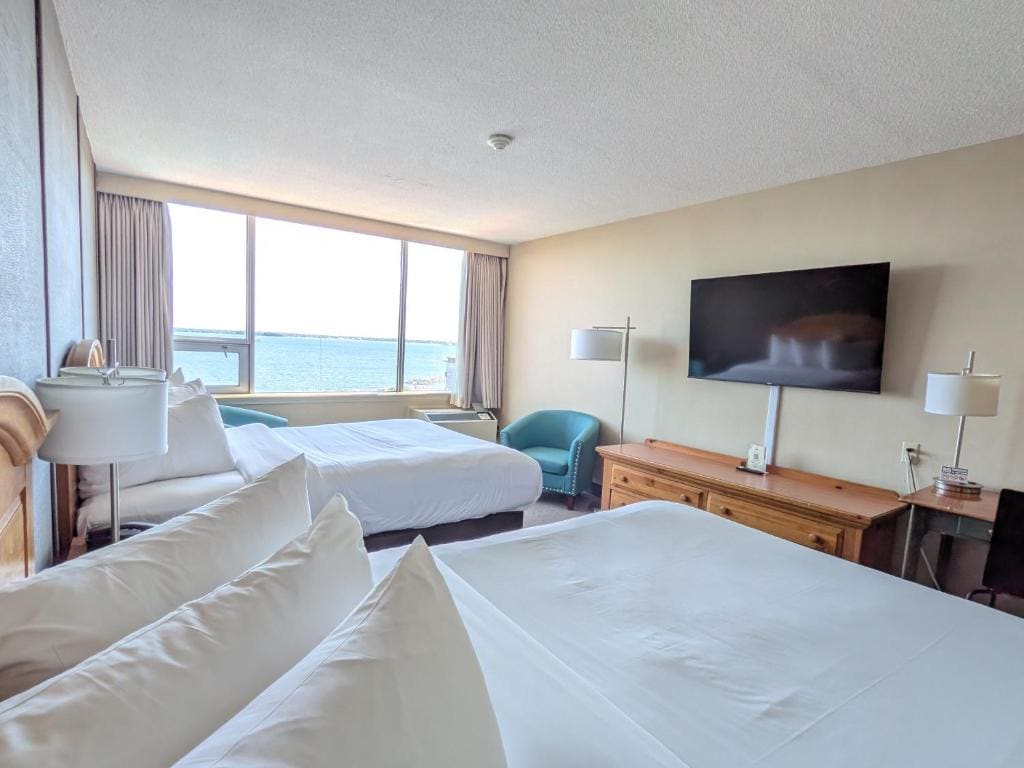 Room with Two Double Beds and Lake View room - Image 2