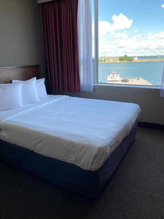 Small Queen Room with Lake View room - Image 2