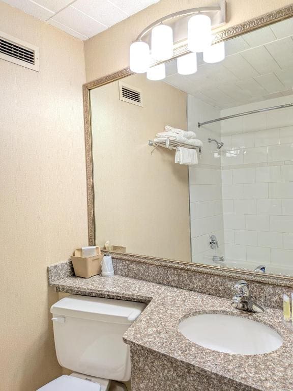 Queen Room with Two Queen Beds and City View room - Image 2