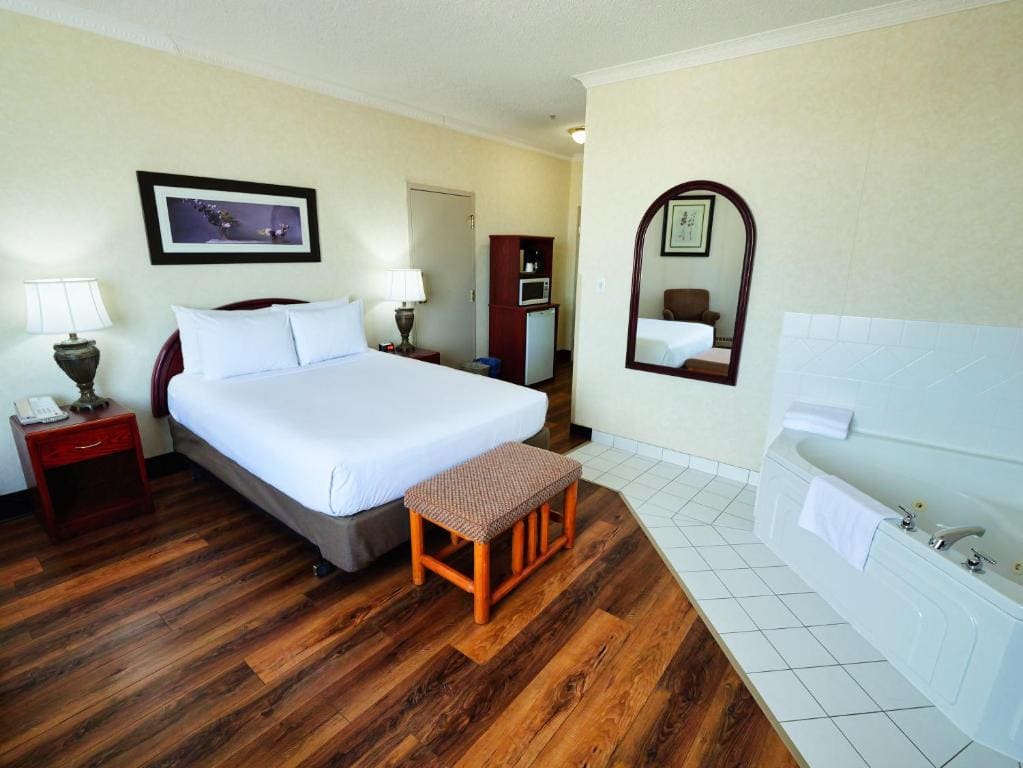 Queen Room with Two Queen Beds room - Image 3