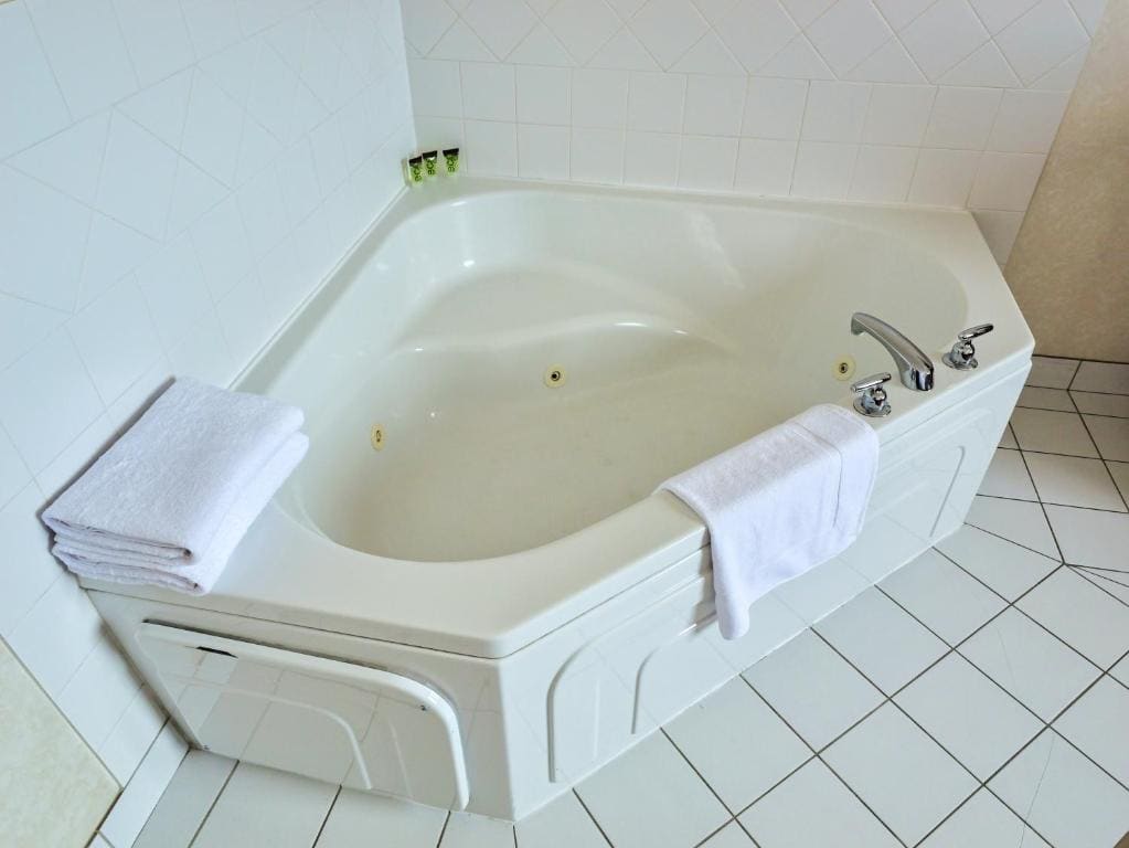Queen Room with Spa Bath room - Image 2