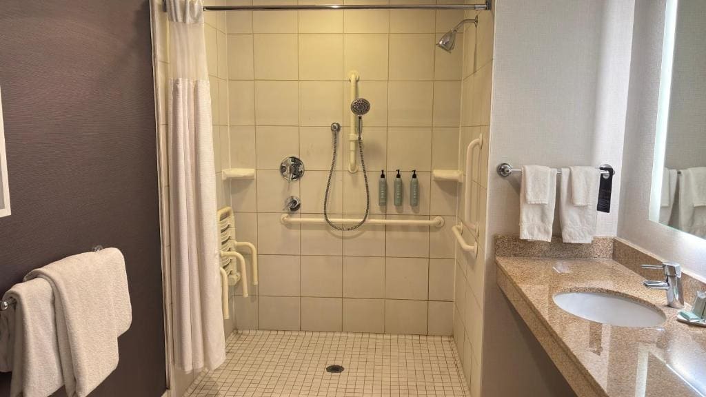 King Room with Roll-In Shower - Mobility Access/Hearing Accessible room - Image 2