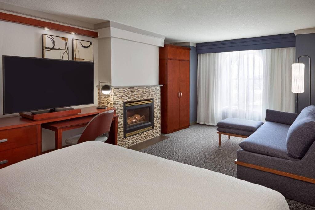 King Studio with Fireplace and Sofa Bed room - Image 1