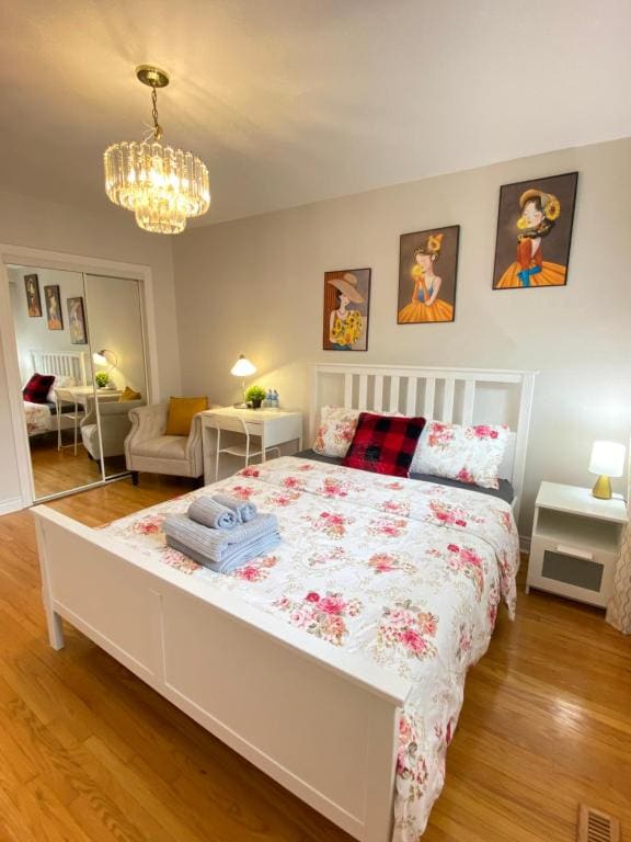 Queen Room with Shared Bathroom room - Image 1