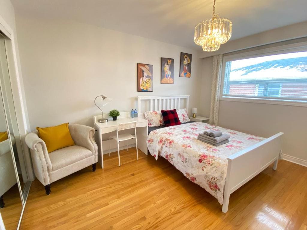 Queen Room with Shared Bathroom room - Image 3