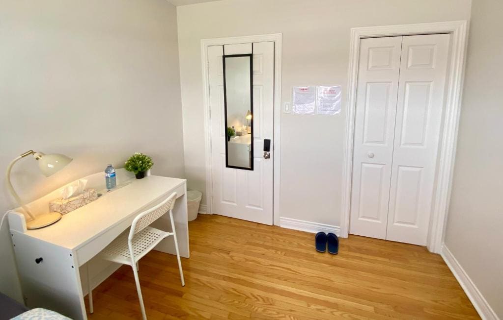 Single Room with Shared Bathroom room - Image 2