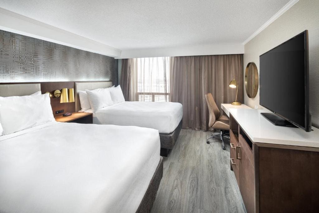 Standard Double Room with Bath/Shower Combination room - Image 3
