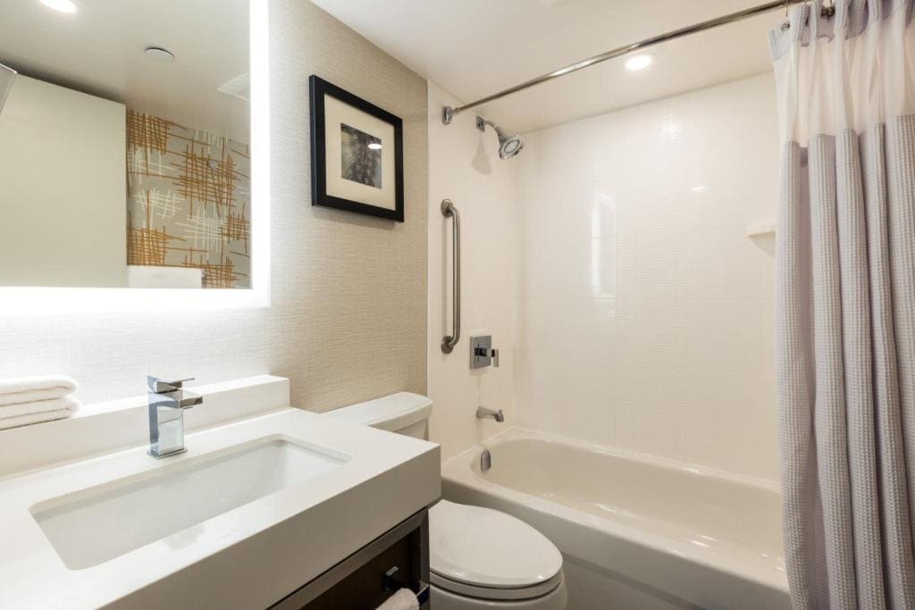 Standard King Room with Shower Bath room - Image 1