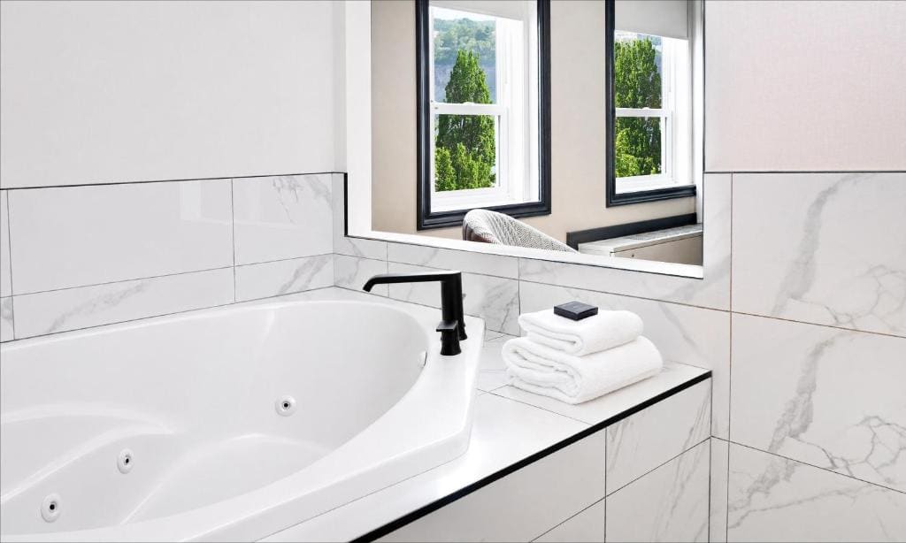 King Room with Spa Bath and Falls View room - Image 2