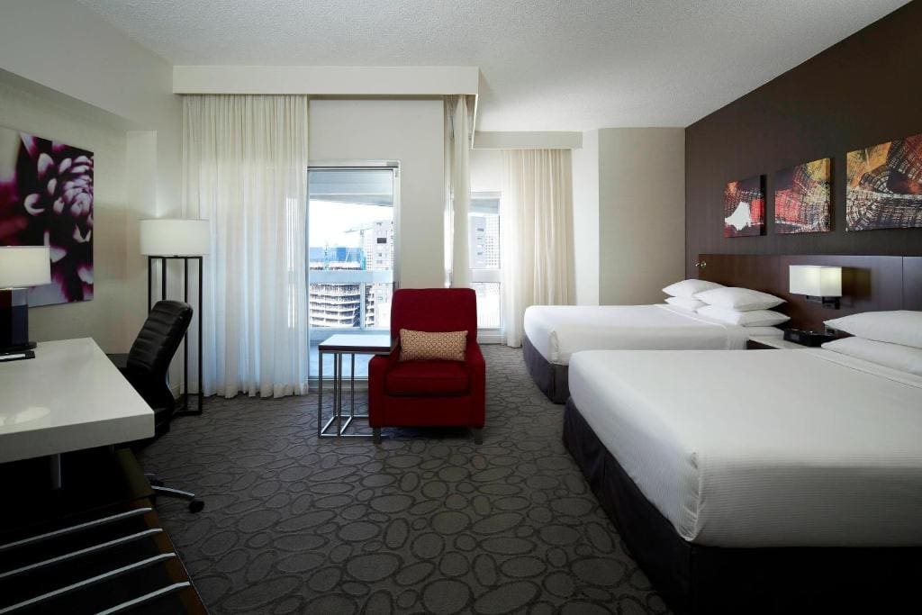 Queen Room with 2 Queen Beds - Club Level room - Image 2