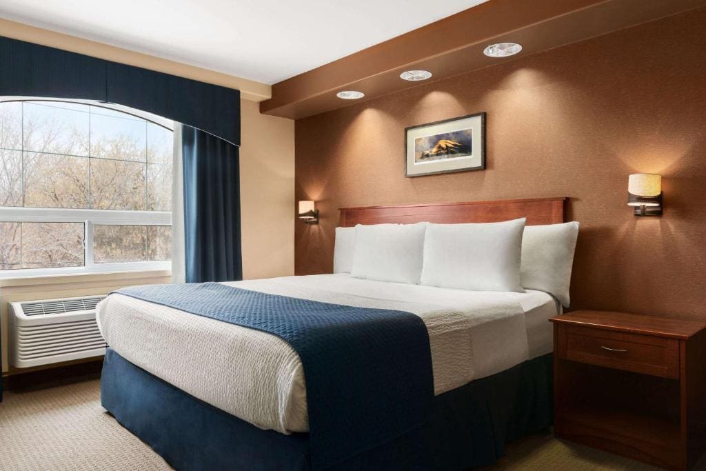 Deluxe Junior King Suite - Non-Smoking room - Image 2