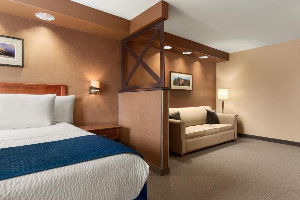 Deluxe Junior King Suite - Non-Smoking room - Image 3