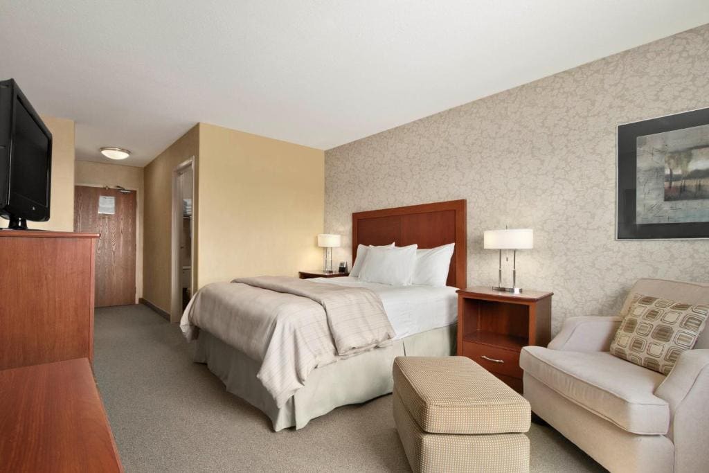 Queen Room - Mobility Access/Non-Smoking room - Image 3