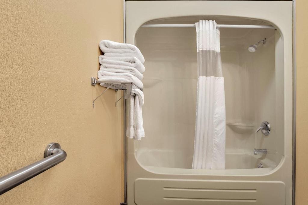 Queen Room - Mobility Access/Non-Smoking room - Image 1