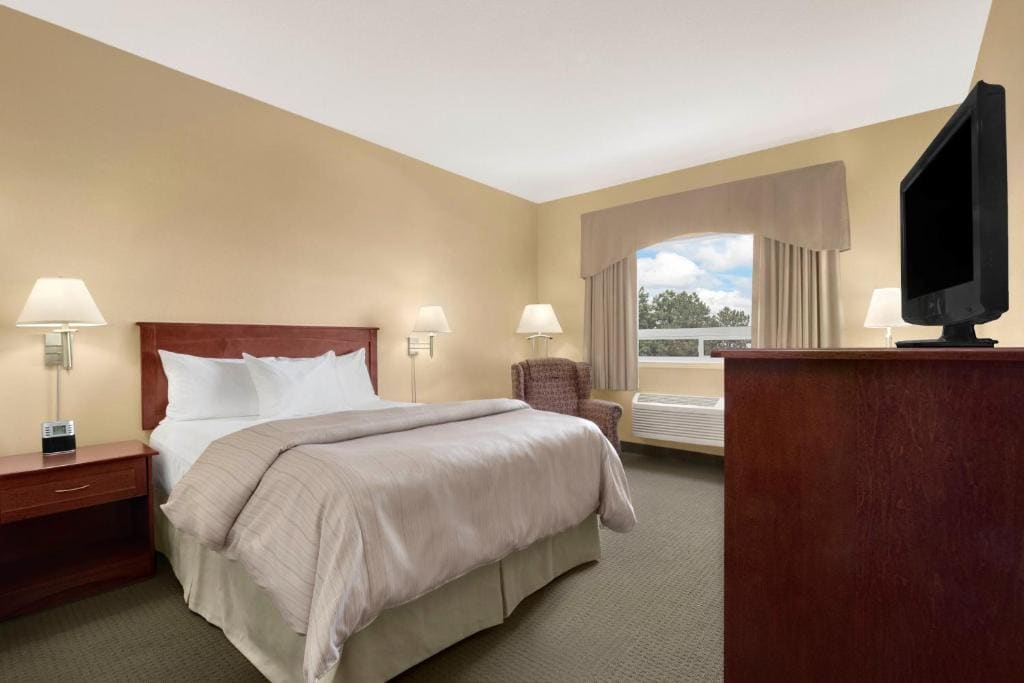 Queen Room - Mobility Access/Non-Smoking room - Image 2