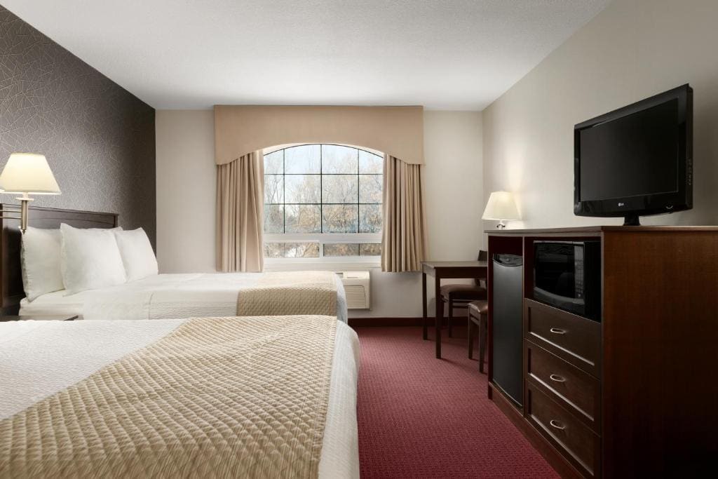 Queen Room with Two Queen Beds room - Image 3