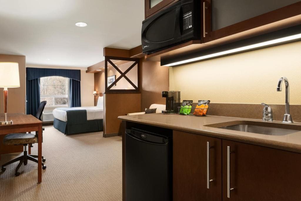 The King Studio Suite with Balcony room - Image 3