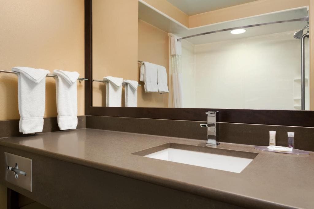 The King Studio Suite with Balcony room - Image 2