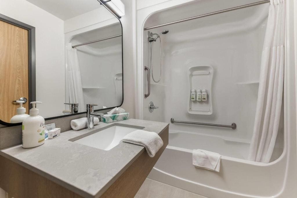 King Suite with Sofa Bed - Non-Smoking room - Image 2
