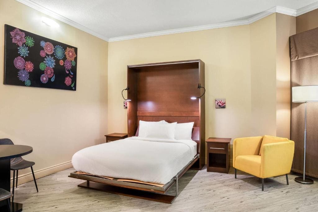 Queen Suite - Non-Smoking room - Image 1