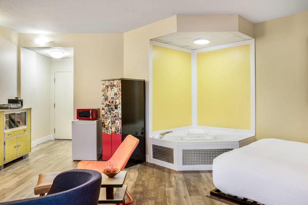 Deluxe Queen Suite - Non-Smoking room - Image 3